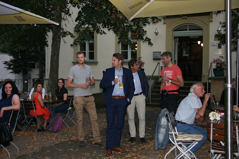 Bei sonnigem Wetter wurde das gemeinsame Abendessen kurzerhand in den Biergarten des Freiberger Brauhofs verlegt. Dort konnte in geselliger Runde, der ein oder andere Punkt spezifiziert werden.