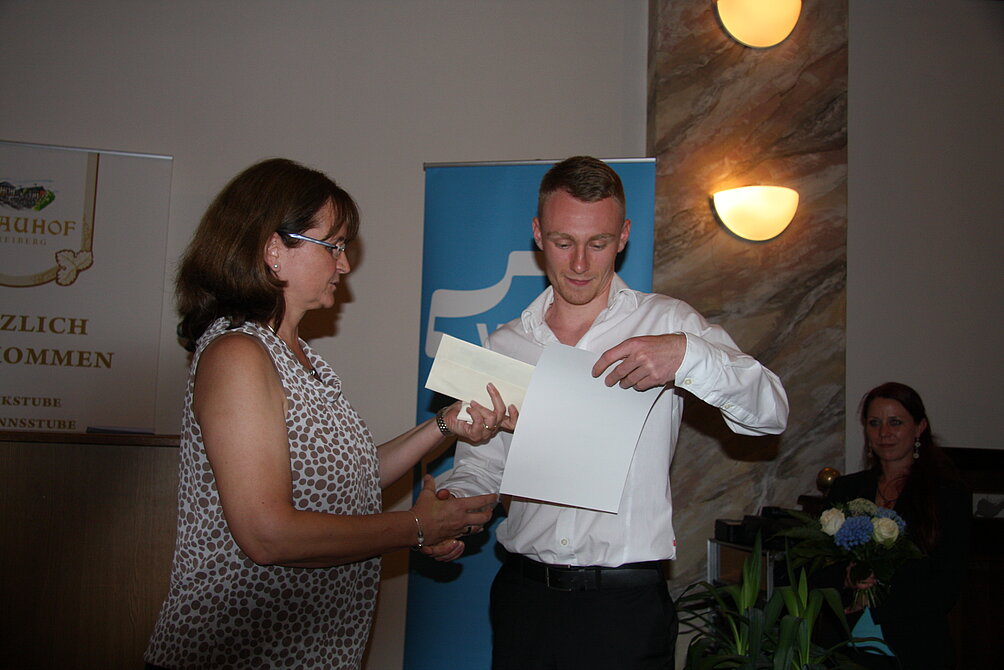Als bester Lehrling bekam Sebastian Väth den VGCT-Förderpreis von Frau Dr. Beate Haaser überreicht.
