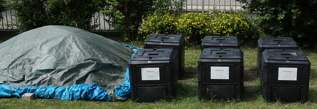 Abb. 1: Kompostierversuche in Gartenkompostern