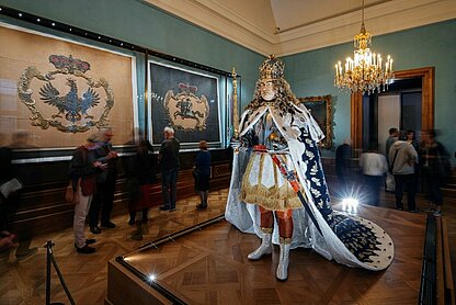 Faithful replica of the coronation figure of Augustus the Strong Image source: Dresden State Art Collections, Photo: Oliver Killig, Parade Rooms in the Residence Palace Dresden