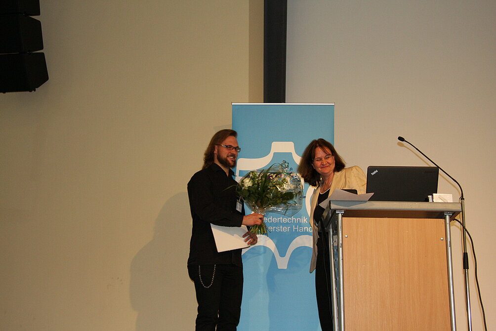 Phillip Weimann (Heinen Lederfabrik GmbH & Co. KG) erhält den Förderpreis des VGCT von Frau Dr. Beate Haaser