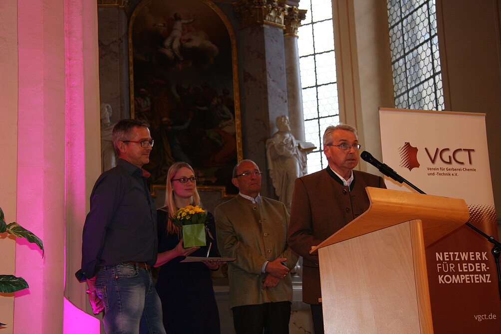 Peter Pöppel bedankt sich für seine Auszeichnung, im Hintergrund Mitte: Laudator Dr. Thomas Feigel, ehemaliger Geschäftsführer von Trumpler