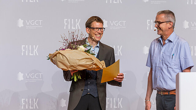 Dr Benjamin Autenrieth (Trumpler GmbH & Co. KG, Worms) is honoured by Martin Heise with the VGCT Recognition Award for the development of the C14 method.