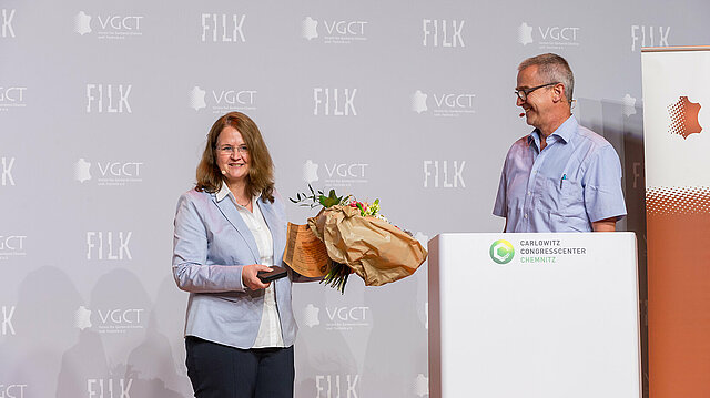 Dr Beate Haaser (Consultant for Waste and Wastewater Treatment, Environment and Energy, Rehau) is honoured by Martin Heise (Zmit & Zoon and Vice Chairman VGCT e.V.) with the VGCT Annual Award 2021.