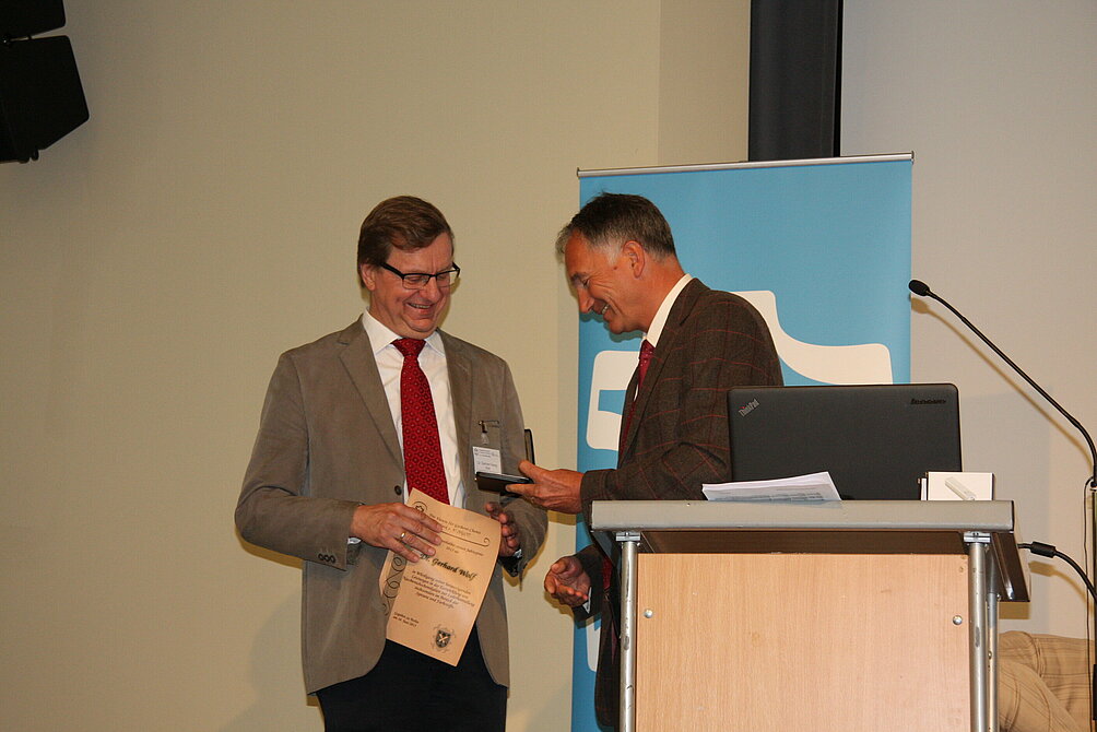 Dr. Gerhard Wolf (BASF) receives the VGCT Annual Award from his long-standing colleague Dr. Dietrich Tegtmeyer (LANXESS)