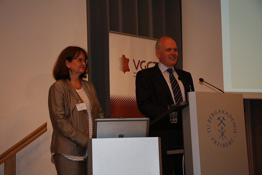 Dr. Beate Haaser, Vorstandsvorsitzende VGCT e.V., und Prof. Dr. Michael Stoll, Institutsdirektor am FILK, eröffnen die 5. Freiberger Ledertage in der Alten Mensa